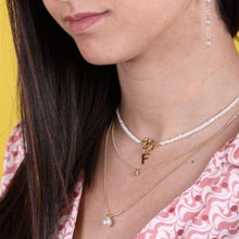 Carica l'immagine nel visualizzatore di Gallery, Collana Mediterraneo con Perle e Iniziale in Argento 925 Dorata o Bianca