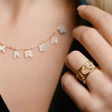 Carica l'immagine nel visualizzatore di Gallery, Anello Soulshine Personalizzato con Cuori e Iniziale in Argento 925 e Zirconi Regolabile