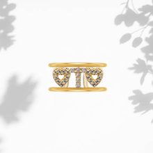 Carica l'immagine nel visualizzatore di Gallery, Anello Soulshine Dorato con cuori e iniziale in Argento 925 e Zirconi Regolabile