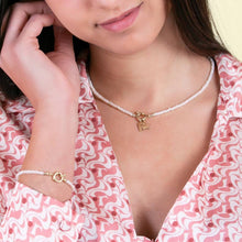 Carica l'immagine nel visualizzatore di Gallery, Bracciale Mediterraneo Donna con Perle e Iniziale in Argento 925 Dorato e Bianco