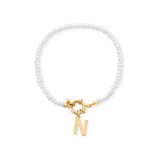 Carica l'immagine nel visualizzatore di Gallery, Bracciale Mediterraneo Donna con Perle e Iniziale in Argento 925 Dorato e Bianco