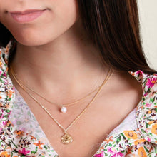 Carica l'immagine nel visualizzatore di Gallery, Collana Oceano doppia catena con perla e sole