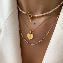 Carica l'immagine nel visualizzatore di Gallery, Collana Mediterraneo con Perle e Iniziale in Argento 925 Dorata o Bianca